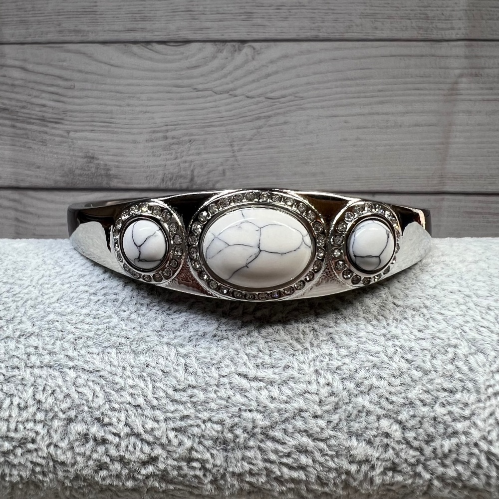 WHITE HOWLITE BANGLE BRACELET (005)